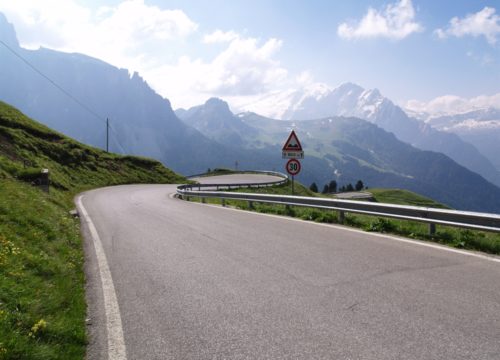 Strada nelle Dolomiti